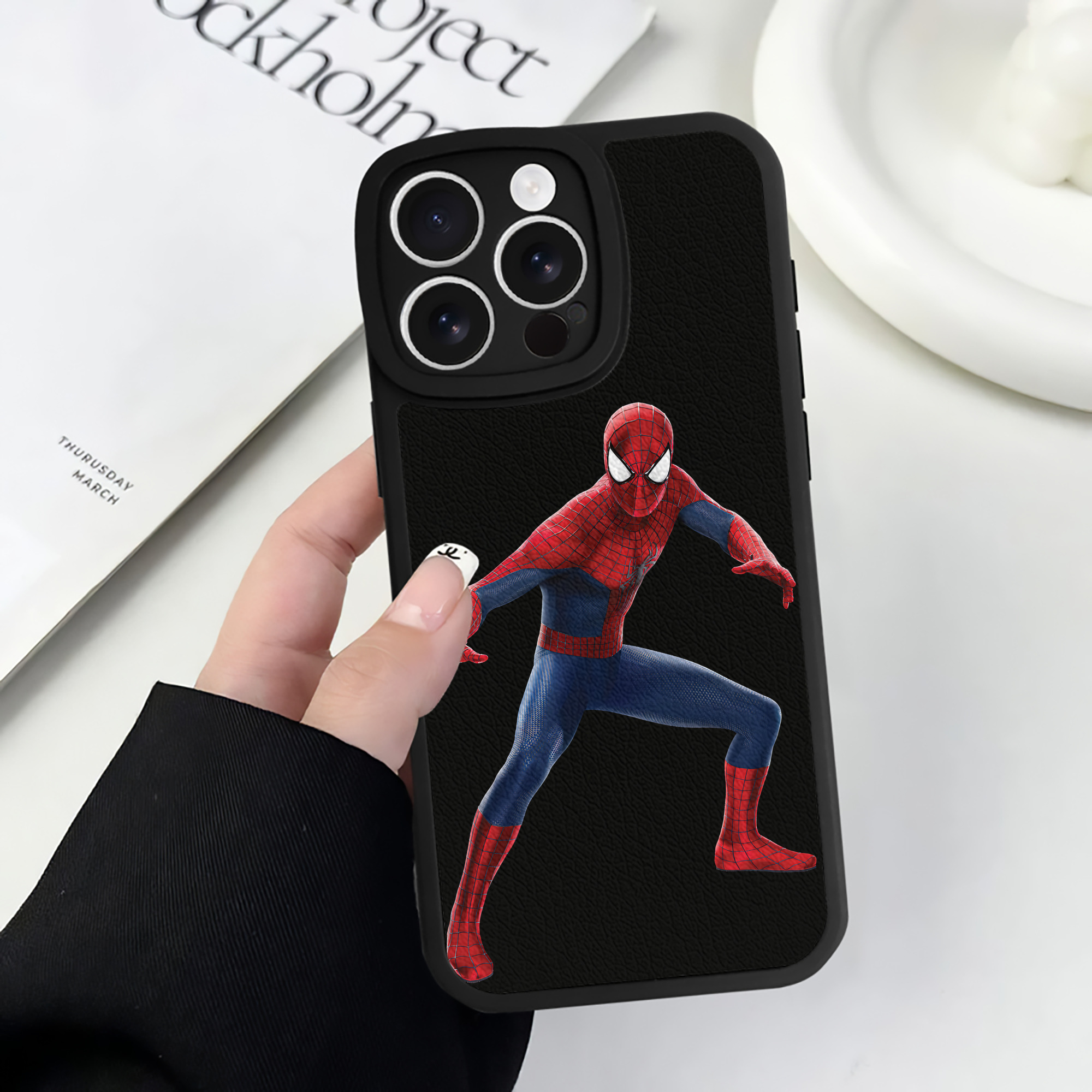 （画像用） Spider Man スパイダーマン 【iPhone 16シリーズ対応】シリコンスマホケース（レザー調） 材質：シリコン